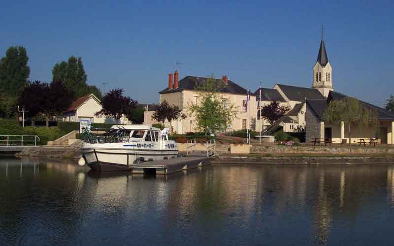 Bateau en Bourgogne le long du canal